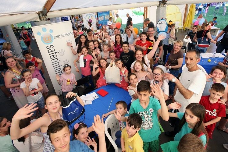A gyerekek digitális oktatásáért fog össze az NGYSZ és a Microsoft Magyarország